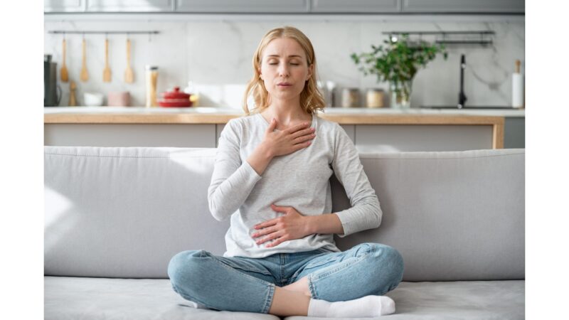 [イメージ図：腹横筋を意識した動きの様子]